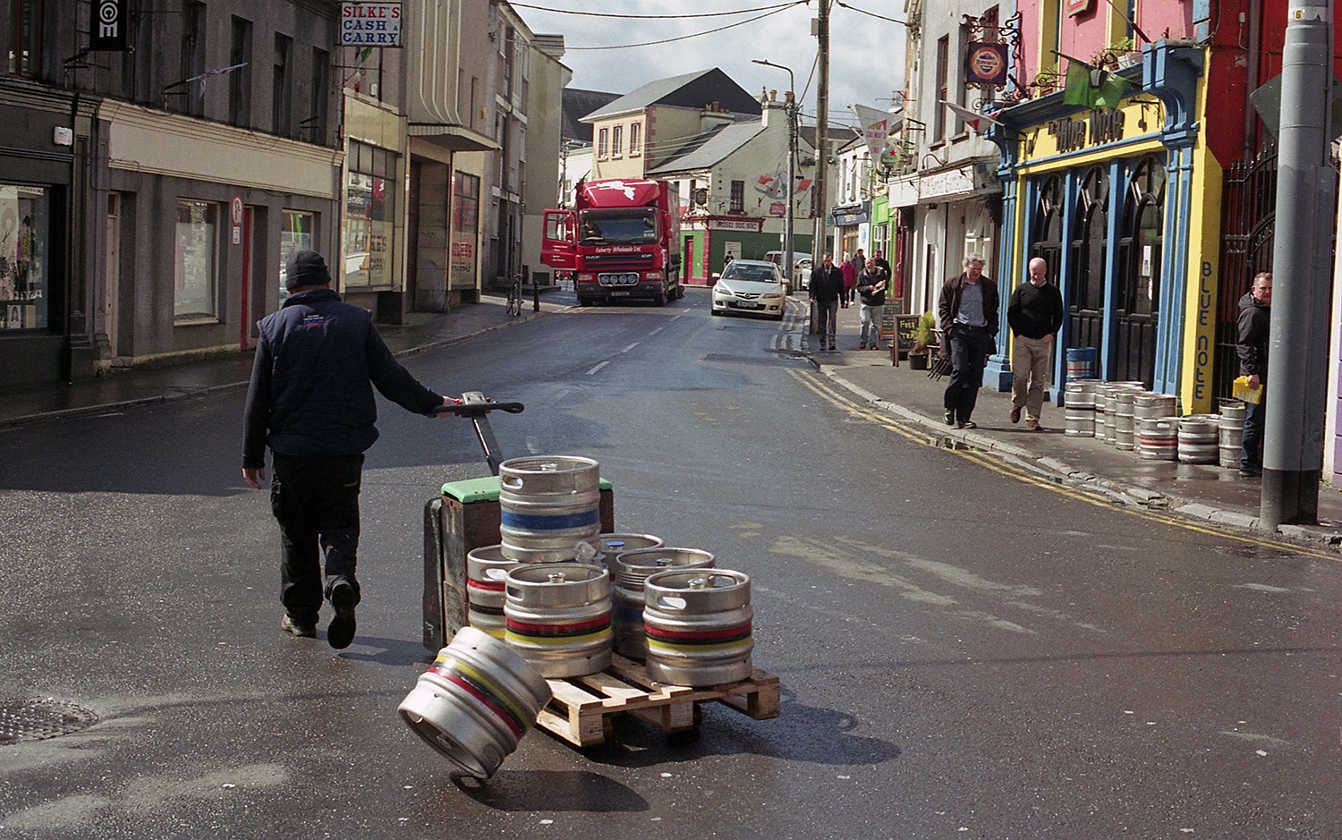 img696_2016_kegFalling_seaRoad
